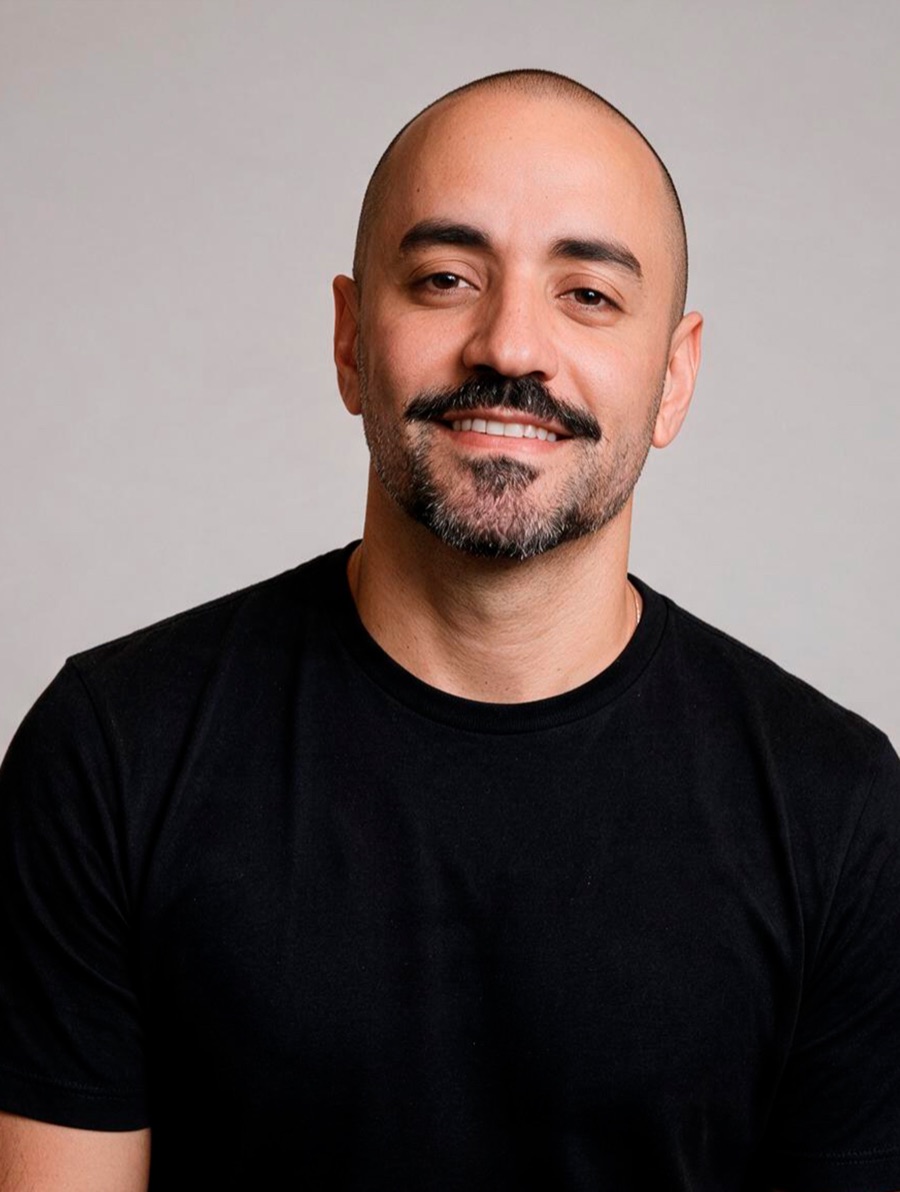 Retrato de Renan Ribeiro Vivas, fundador da Vivaprompt